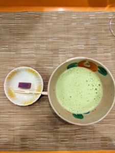 宇治抹茶と一口の茶菓子